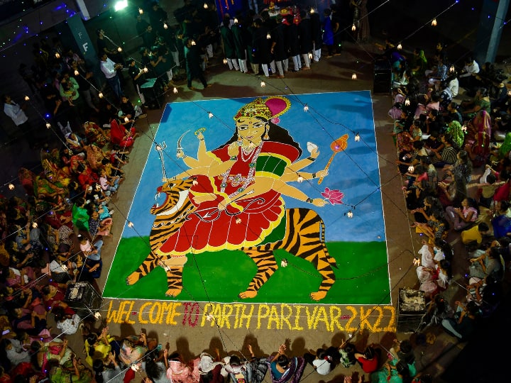 Durga Puja: पूरे देश में दुर्गा पूजा को लोकर अलग-अलग थीमों पर पंडाल लगाए गए हैं. गुजरात के सूरत में भक्तों ने दुर्गा माता की सुंदर रंगोली बनाई.