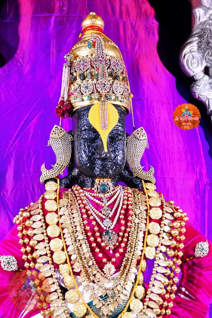 नवरात्रीनिमित्त विठ्ठल रुक्मिणीची लोभस रूपे पाहण्यासाठी मंदिरात भाविकांनी मोठी गर्दी केली आहे.