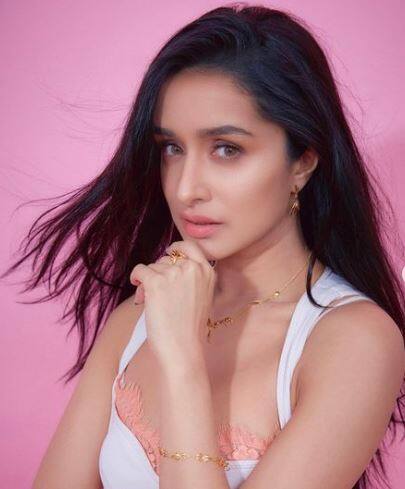 एक्ट्रेस के मुताबिक महिलाएं सिर्फ हेडलाइनिंग फिल्में ही नहीं, बल्कि वो अब उन्हें लेकर फिल्में लिखीं भी जा रही हैं. श्रद्धा कपूर ने कहा कि भारतीय फिल्म उद्योग में महिलाओं के लिए यह बहुत अच्छा समय है.