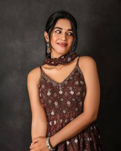 Mirnalini ravi: மணக்கும் அஞ்சடி பெர்பியூம் நீ...நடிகை மிர்னாலினி ரவியின் லேட்டஸ்ட் போட்டோஸ் !
