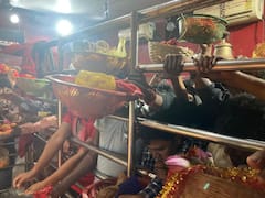 पटना के शीतला मंदिर में दर्शन के लिए उमड़ा भक्तों का सैलाब, तीन किलोमीटर तक दिखी लाइन