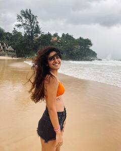 Priya Varrier : தாய்லாந்து பீச்சில் வளம் வரும் பிரியா வாரியர்!