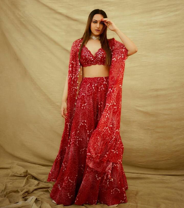 तिच्या चित्रपटांव्यतिरिक्त, तिने तिच्या सिझलिंग स्टाईल आणि स्टायलिश लुकने देखील बरेच लक्ष वेधले आहे.(फोटो सौजन्य:aslisona/इंस्टग्राम)