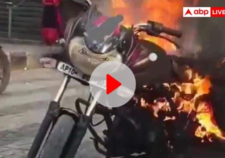 man sets his motorcycle on fire when police stopped him driving wrong side viral video Wrong Side ਮੋਟਰਸਾਇਕਲ ਚਲਾਉਣ ਤੋਂ ਰੋਕਿਆ ਤਾਂ ਲਾ ਦਿੱਤੀ ਅੱਗ, ਵੇਖੋ ਵੀਡੀਓ