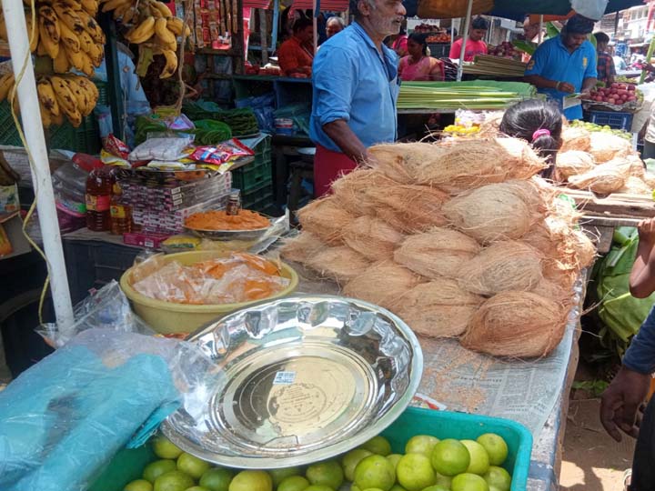 ஆயுத பூஜை விழா: தேனியில் பல்வேறு பகுதிகளில் களைகட்டிய பூஜை பொருட்கள் விற்பனை