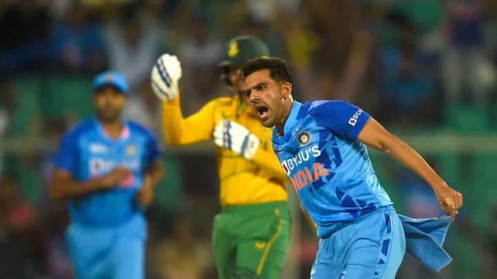 চলতি দক্ষিণ আফ্রিকা সিরিজেও তিনি ভারতীয় দলের হয়ে খেলছেন এবং নতুন বলে বেশ সাফল্যও পেয়েছেন। তাই তাঁর সুযোগ পাওয়ার একটা সম্ভাবনা রয়েইছে।