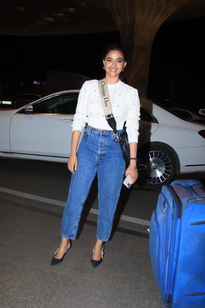 నటి కీర్తి సురేష్ ముంబయిలో ప్రత్యక్షమైంది. షూటింగ్ నిమిత్తం ముంబయి వెళ్లిన కీర్తి, తిరిగి చెన్నైకు వెళ్తూ ముంబయి విమానాశ్రయంలో ఇలా కనిపించింది.