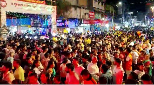 नवरात्रात अष्टमीच्या दिवशी देवी शहरवासीयांच्या भेटीला बाहेर पडते अशी आख्यायिका सांगितली जाते. त्यामुळे या नगरप्रदक्षिणेत देवीच्या स्वागतासाठी भक्तांची गर्दी होते.