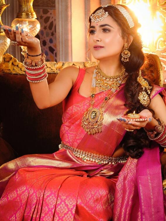 हाथ में दीया लिए देवदास की पारो बनी नजर आईं देबत्तमा साहा