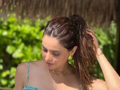 PHOTO: बीचवर आमना शरीफचा बोल्ड अंदाज, वन पीस ड्रेसमध्ये दिसतेय खास!