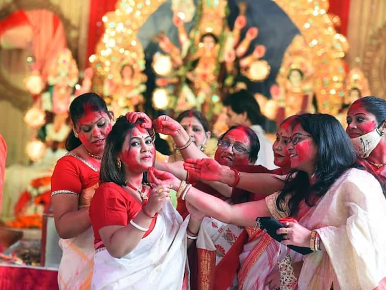 Durga Puja 2022 Sindoor Khela Why Bengali Women Play Sindur Khela on Vijayadashami' Durga Puja 2022: Why Sindur Khela ls Considered Auspicious On Vijayadashami? All You Need To Know