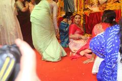 Durga Puja में बेहद ही खूबसूरत दिखीं रानी मुखर्जी और पत्रलेखा, कुछ इस लुक में आईं नज़र