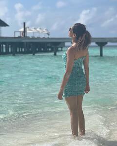 PHOTO: बीचवर आमना शरीफचा बोल्ड अंदाज, वन पीस ड्रेसमध्ये दिसतेय खास!