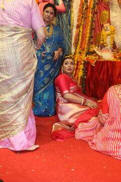 Durga Puja में बेहद ही खूबसूरत दिखीं रानी मुखर्जी और पत्रलेखा, कुछ इस लुक में आईं नज़र