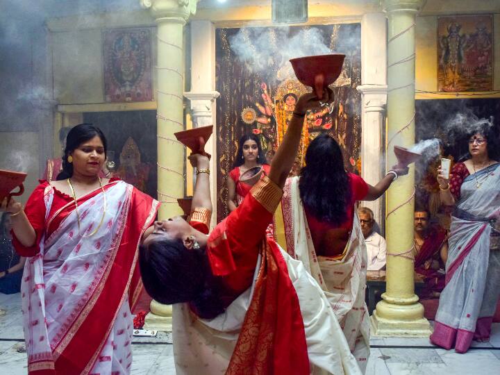 मां दुर्गा की नवरात्रि के नौ दिन के बाद दुर्गा की विदाई की जाती है. वाराणसी में महिलाओं ने मंगलवार( 4 अक्टूबर) को धुनुची नृत्य किया.