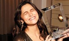 Alia Bhatt: বিদেশের মাটিতে সম্মানিত, কী প্রতিক্রিয়া আগত সন্তানের! মঞ্চে দাঁড়িয়ে খোলসা করলেন আলিয়া