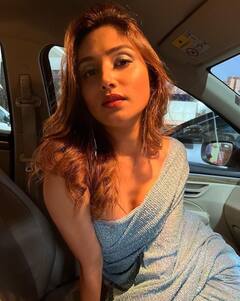 Donal Bisht શિમરી સાડીમાં કાતિલ પોઝ આપતી જોવા મળી, કારમાં કરાવ્યું ફોટોશૂટ