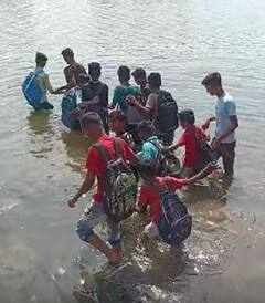 Photo : गावाला तिन्ही बाजूनं पाण्याचा वेढा, शाळेत जायला रस्ताच नाही