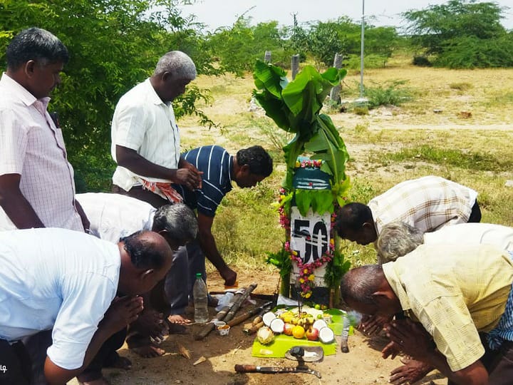 கரூரில்  விவேக் பட பாணியில்  மைல் கல்லுக்கு பூஜை போட்ட  பணியாளர்கள்