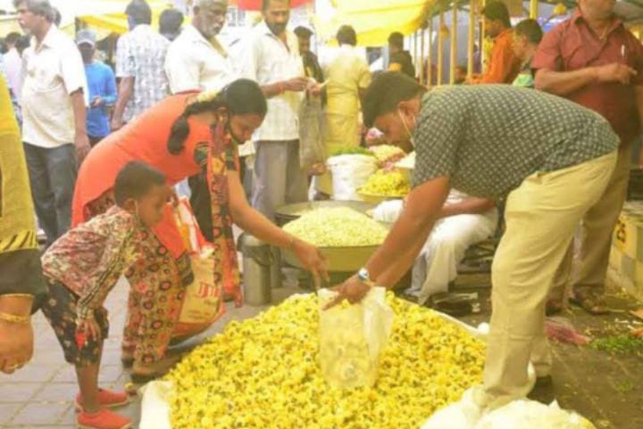 ஆயுதபூஜையை முன்னிட்டு  புதுக்கோட்டை மாவட்டத்தில் பூக்களின் விலை உயர்வு