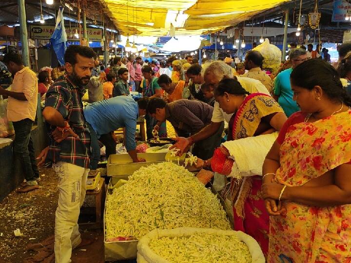 salem Flower prices plummet in Salem flower market  farmers worried TNN சேலம் பூ மார்க்கெட்டில் பூக்களின் விலை கடும் சரிவு - விவசாயிகள் கவலை