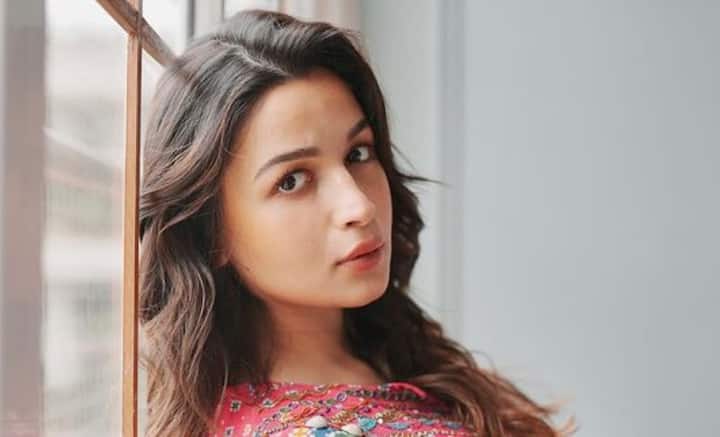 বিয়ের আগে নয় নয় করে পাঁচ বছর পরস্পরকে জানতে, বুঝতে সময় নেন রণবীর। একছাদের নিচে লিভ ইনও করেন তাঁরা। আর সেই বাড়িতেই গাঁটছড়া বাঁধেন দু’জনে।