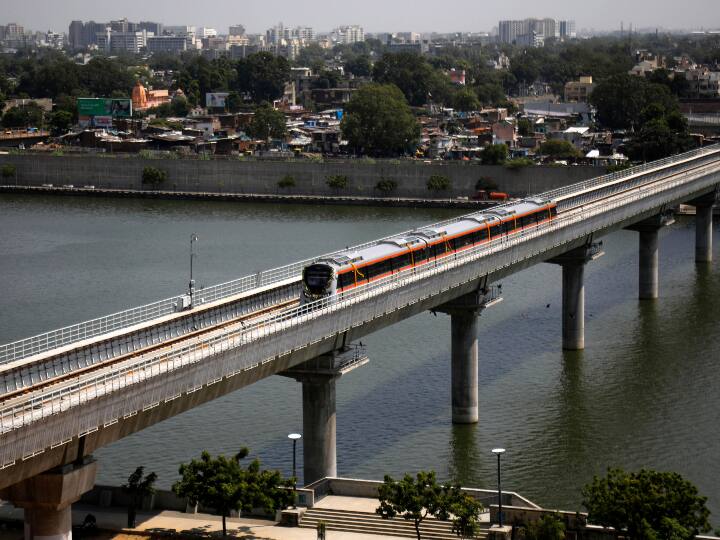 Ahmedabad Detection of Crime Branch arrested Four Italian for defacing Metro coaches Ahmedabad Metro: अहमदाबाद मेट्रो के डिब्बों को खराब करने के आरोप में इटली के चार नागरिक गिरफ्तार, इतने का हुआ नुकसान