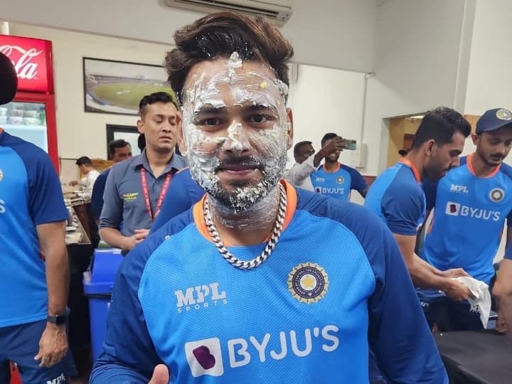 Rishab Pant gets a cake facial by teammates after 3rd T20i against SA on his birthday Rishab Pant के बर्थडे का टीम इंडिया के ड्रेसिंग रूम में हुआ सेलिब्रेशन, वायरल हो रहा केक कटिंग का वीडियो