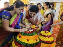 In Pics: విశాఖలో ఘనంగా బతుకమ్మ సంబరాలు, ఇక్కడ ఎందుకు చేస్తున్నారో తెలుసా?