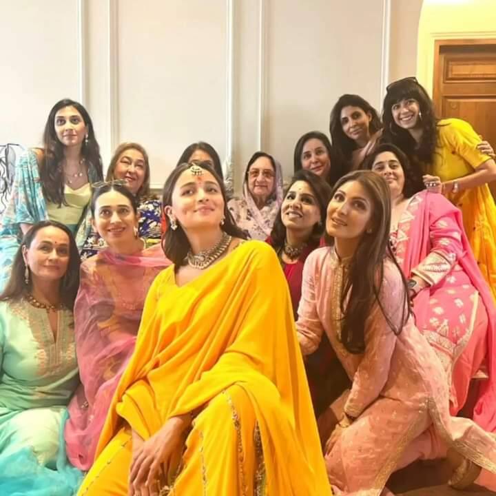 बॉलीवुड एक्ट्रेस आलिया भट्ट (Alia Bhatt) ने बुधवार को दशहरा (Dussehra 2022) के शुभ अवसर पर अपना बेबी शॉवर (Baby Shower) आयोजित किया.  इस दौरान एक्ट्रेस अपने गर्ल गैंग के साथ बॉस लेडी अंदाज में पोज देती नजर आईं.