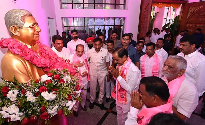 టీఆర్ఎస్ను బీఆర్ఎస్గా మారుస్తూ పార్టీ కార్యవర్గం ప్రవేశపెట్టిన తీర్మానాన్ని సభ్యులందరూ ఆమోదించారు.