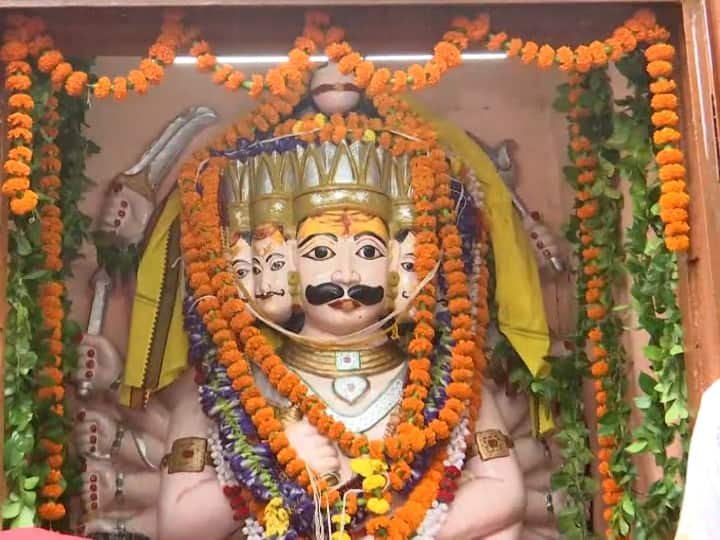 Dussehra 2022: Kanpur Worship is being done in Kanpur according to the law of Ravan ann Dussehra 2022: कानपुर में रावण की विधि विधान से हो रही पूजा, साल में एक बार ही खुलते हैं दशानन मंदिर के द्वार