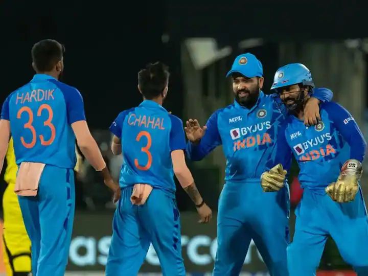 IND VS SA: साउथ अफ्रीका के खिलाफ सीरीज जीतने के बाद मस्ती के मूड में नजर आए रोहित और कार्तिक, देखें वीडियो Rohit Sharma and Dinesh Karthik is in the fun mood see the viral video here IND VS SA: साउथ अफ्रीका के खिलाफ सीरीज जीतने के बाद मस्ती के मूड में नजर आए रोहित और कार्तिक, देखें वीडियो
