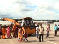 বিসর্জনের সময় বিপত্তি, নিয়ন্ত্রণ হারিয়ে ধাক্কা পে লোডারের, আহত কয়েক জন, পাল্টা চালককে মারধর