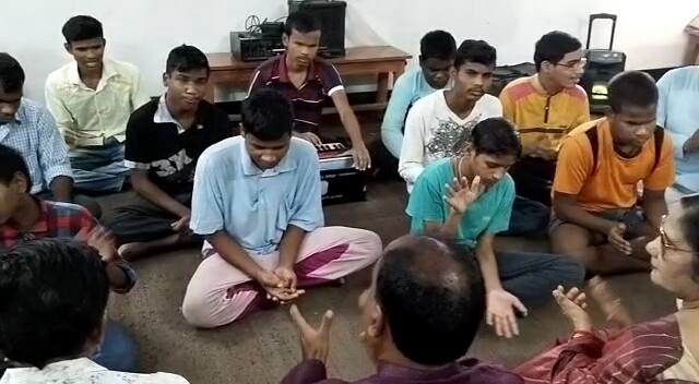नवरात्र में मनेंद्रगढ़ नगर का माहौल भक्तिमय हो गया है. श्रद्धालु दुर्गा पंडालों में पहुंचकर आराधना कर रहे है. पिछले दो साल में कोरोना काल की वजह से धार्मिक आयोजनों पर रोक थी, लेकिन इस वर्ष रोक हटने के बाद बड़े ही धूमधाम से समितियों द्वारा दुर्गोत्सव का आयोजना किया गया है.