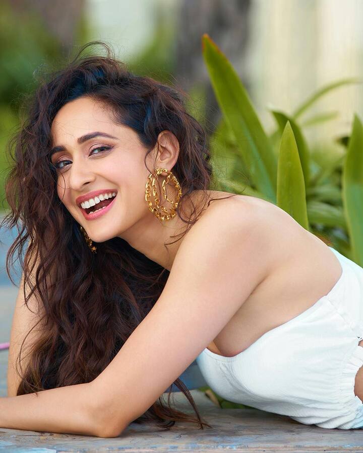సోషల్ మీడియాలో యాక్టివ్ గా ఉండే ప్రగ్యా ఎప్పటికప్పుడు హాట్ ఫొటోషూట్స్ షేర్ చేస్తుంటుంది