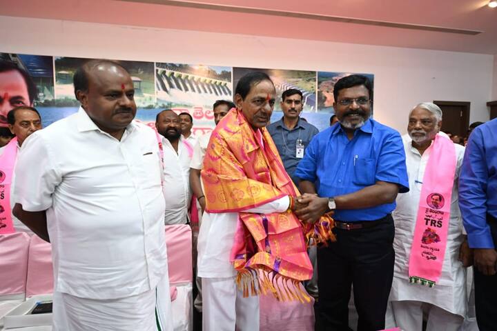 ఈ తీర్మానంతో .. టీఆర్ఎస్ ప్రతినిధుల బృందం ఢిల్లీ వెళ్లి ఎన్నికలసంఘం ప్రతినిధులతో భేటీ అవుతుంది. వారికి సమర్పించి తెలంగాణ రాష్ట్ర సమితిపేరును రద్దు చేయించి.. భారత రాష్ట్ర సమితిగా మార్పు చేయిస్తారు.
