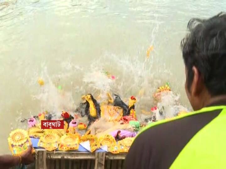 আনন্দে উচ্ছ্বাসে মিশেছে বিষণ্ণতার সুর৷ মা-কে বিদায় জানানোর পালা।