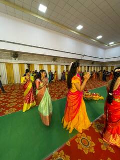 In Pics: విశాఖలో ఘనంగా బతుకమ్మ సంబరాలు, ఇక్కడ ఎందుకు చేస్తున్నారో తెలుసా?