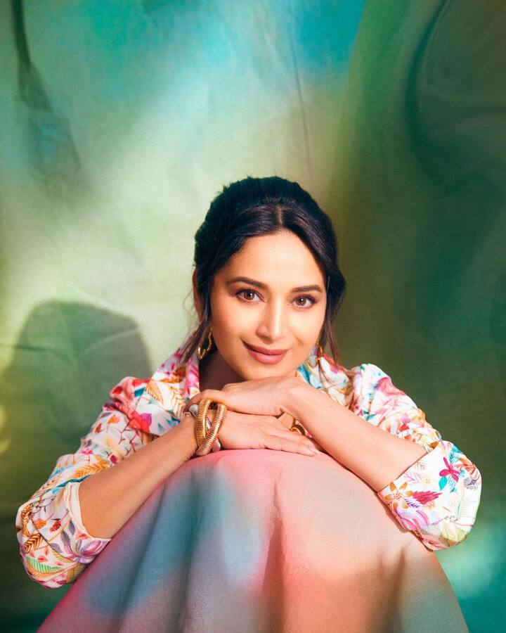 माधुरीचा प्रत्येक लूक चाहत्यांमध्ये वेगाने व्हायरल होऊ लागतो. आता पुन्हा एकदा तिने लेटेस्ट लूकची झलक दाखवली आहे. (फोटो सौजन्य:madhuridixitnene/इंस्टाग्राम)