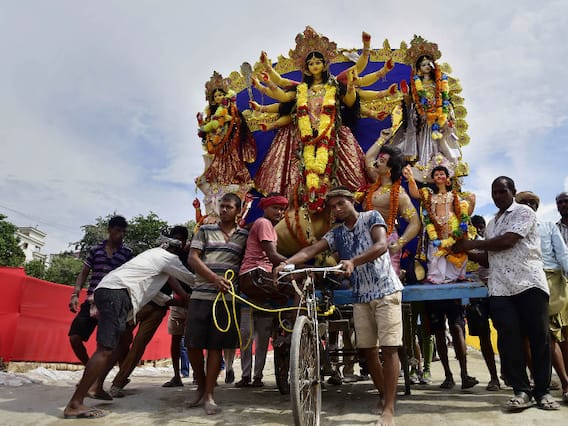Durga Visarjan 2022: देवी दु्र्गा की प्रतिमाओं के विसर्जन के साथ दुर्गा पूजा उत्सव संपन्न, देखें तस्वीरें