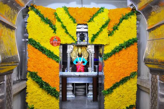 विठ्ठल रखुमाईच्या गाभाऱ्याला झेंडूच्या फुलांची आरास