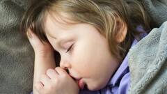 Parenting tips: બાળકને પડી ગઇ છે અંગૂઠો ચૂસવાની આદત, તો આ સરળ રીતથી છોડાવો