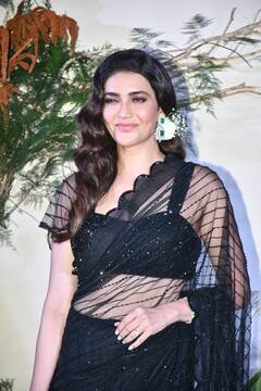ब्लैक ट्रांसपेरेंट साड़ी में कमायती ढाती नजर आईं Karishma Tanna, चेहरे की ये नूर कहीं चुरा न लें आपकी नींदें...