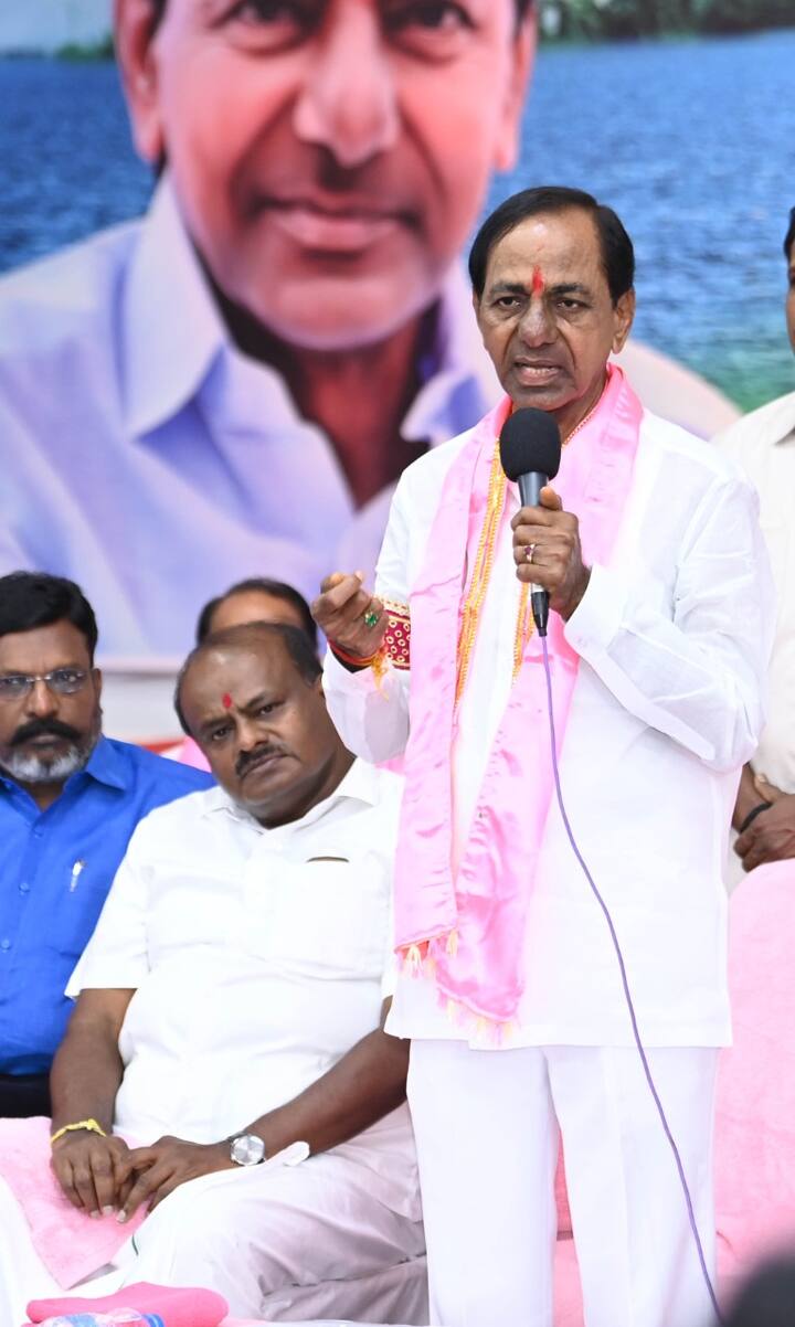 ప్రస్తుతం జాతీయ పార్టీగా ఎందుకు మారుస్తున్నామో సభ్యులకు కేసీఆర్ వివరించారు.