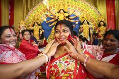 জেলা থেকে শহর, সিঁদুর খেলে-মিষ্টিমুখে উৎসব শেষে বিষণ্ণতা ঢাকছে বাংলা
