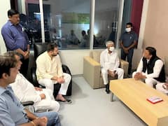 मुलायम सिंह यादव से अस्पताल में मिलने पहुंचे RJD सुप्रीमो लालू प्रसाद यादव, बेटे तेजस्वी भी मौजूद