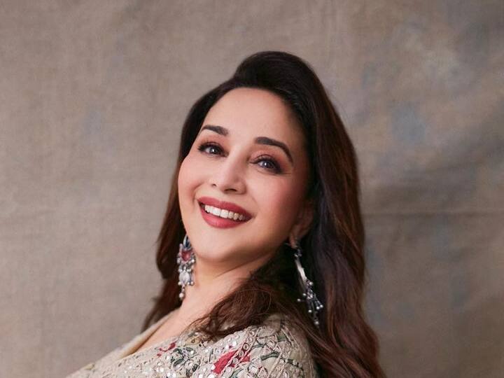 बॉलीवूडची धक धक गर्ल माधुरी दीक्षितच्या स्टाईलवर आजही लोकांचे मन हरवून जाते.  (फोटो सौजन्य:madhuridixitnene/इंस्टाग्राम)