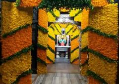 PHOTO : विजयादशमीनिमित्त विठ्ठल रखुमाईच्या गाभाऱ्याला झेंडूच्या फुलांची आकर्षक सजावट