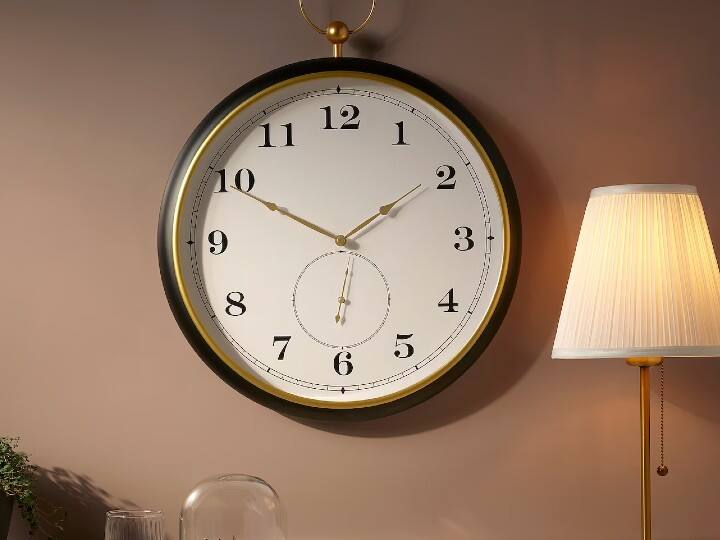 रुकी हुई घड़ी - दीवाली का पर्व घर- जीवन में खुशियां और अच्छा समय लेकर आता है, लेकिन घर में मौजूद बंद घड़ी दुर्भाग्य को न्यौता देती है. घड़ी का बंद होना वास्तु के अनुसार अशुभ माना गया है. ऐसे में सफाई के दौरान कोई भी पुरानी बंद घड़ी मिले तो उसे दिवाली से हटा लें, क्योंकि इससे मां लक्ष्मी नाराज हो सकती हैं.